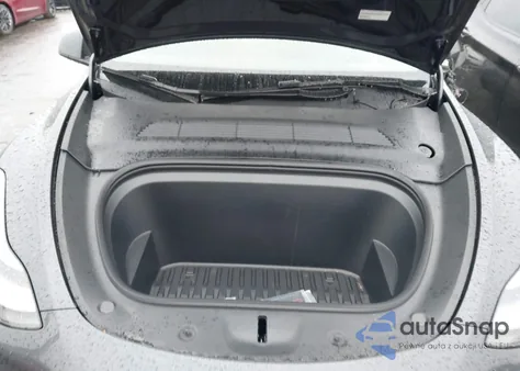 2024 Tesla Model Y Long Range Dual Motor All-Wheel Drive/Rwd z USA, uszkodzony, nr VIN 7SAYGDEDXRF099834